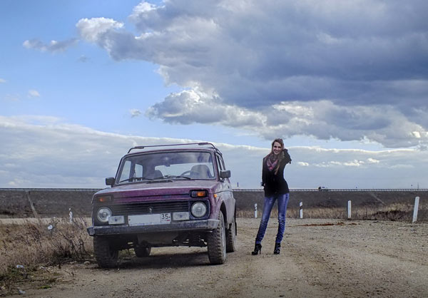 Lada Niva i atraktivne devojke (FOTO)