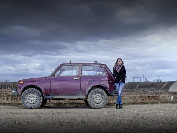 Lada Niva i atraktivne devojke (FOTO)