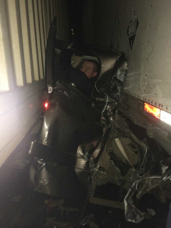 Ovaj vozač je preživeo zastrašujući udes (FOTO)