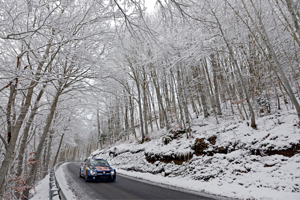 Rallye Monte Carlo 2015: Ogier na čelu, Kubica, Meeke i Loeb out!