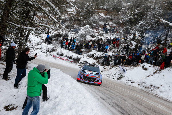 Rallye Monte Carlo 2015: Ogier na čelu, Kubica, Meeke i Loeb out!