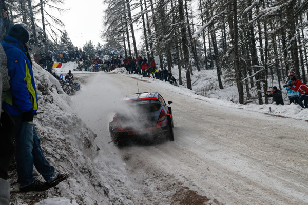 Rallye Monte Carlo 2015: Ogier na čelu, Kubica, Meeke i Loeb out!