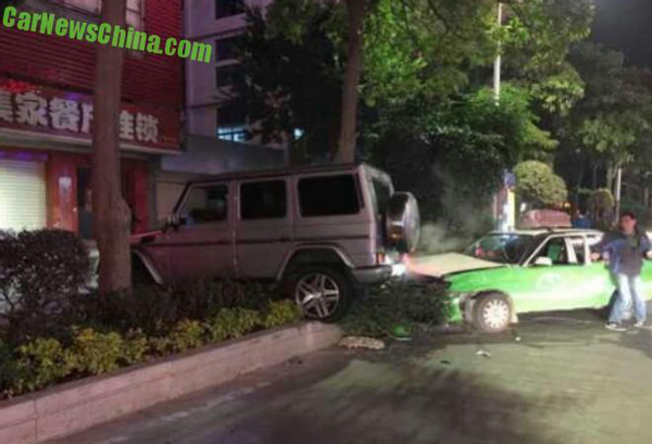 Vozač Mercedesa uništio šest auta, za sve je kriv alkohol (foto)