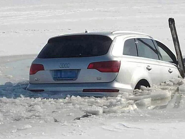 Audi Q7 propao kroz led u zaleđeno jezero (FOTO)