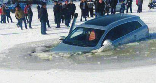 Audi Q7 propao kroz led u zaleđeno jezero (FOTO)