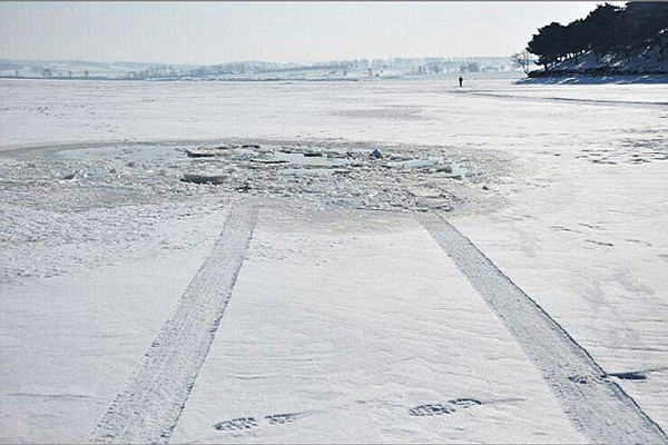 Audi Q7 propao kroz led u zaleđeno jezero (FOTO)