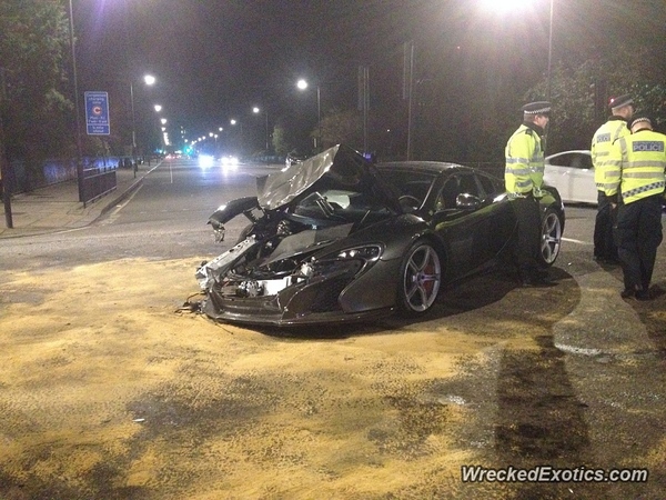 McLaren 650S uništen u udesu u centru Wokinga (foto)