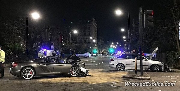 McLaren 650S uništen u udesu u centru Wokinga (foto)