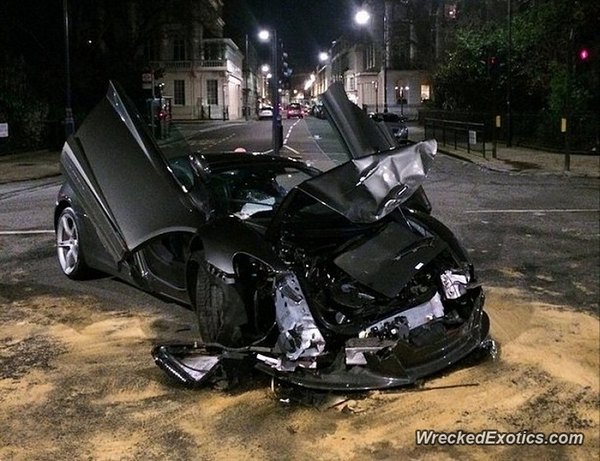 McLaren 650S uništen u udesu u centru Wokinga (foto)