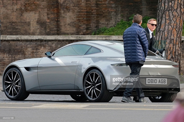 James Bond konačno u Rimu - pogledajte šta vozi (FOTO)