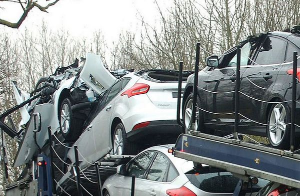 Nepažljivi vozač uništio nekoliko novih Fordova (foto)