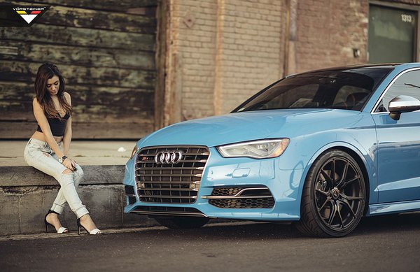 Plavi Audi S3 sedan dobio atraktivne Vorsteiner felne, i lepo društvo