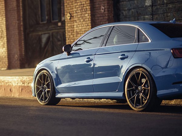 Plavi Audi S3 sedan dobio atraktivne Vorsteiner felne, i lepo društvo