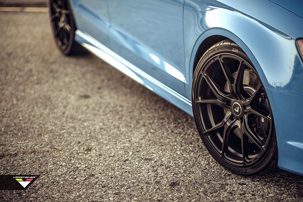 Plavi Audi S3 sedan dobio atraktivne Vorsteiner felne, i lepo društvo