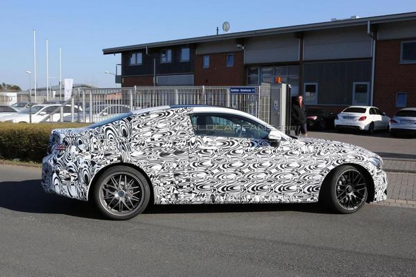 Novi Mercedes-Benz C63 AMG Coupe snimljen na ulici (FOTO)