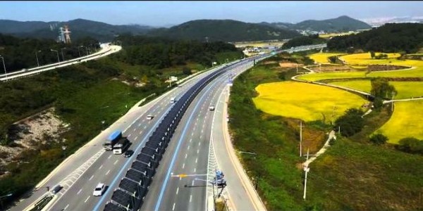 U Južnoj Koreji imaju biciklističku stazu na autoputu (video)