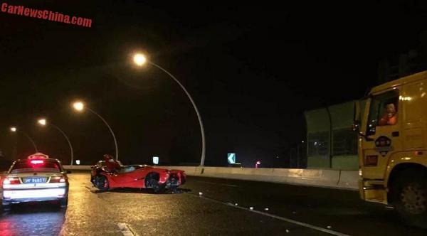 Ferrari LaFerrari uništen na autoputu (foto)