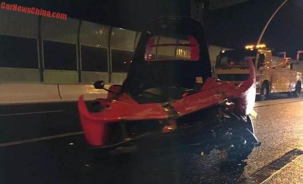 Ferrari LaFerrari uništen na autoputu (foto)