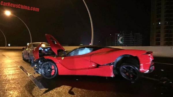Ferrari LaFerrari uništen na autoputu (foto)
