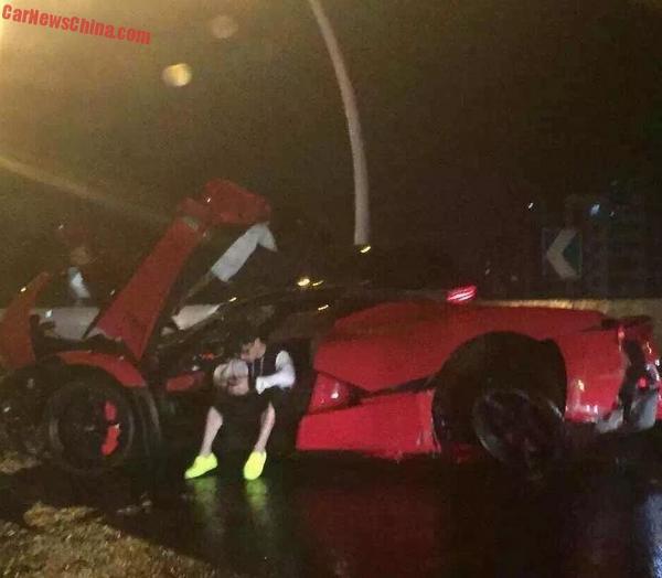 Ferrari LaFerrari uništen na autoputu (foto)