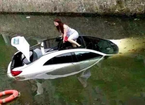 Devojka u Mercedesu CLA završila u kanalu (FOTO)