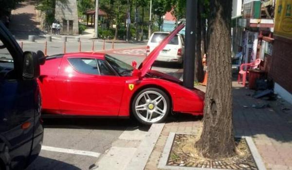 Kada Ferrari Enzo udari u lampion, dogodi se ovo... (foto)