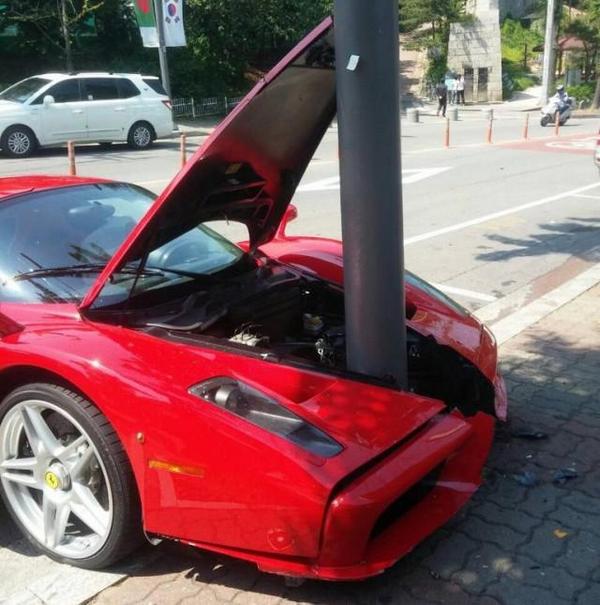 Kada Ferrari Enzo udari u lampion, dogodi se ovo... (foto)