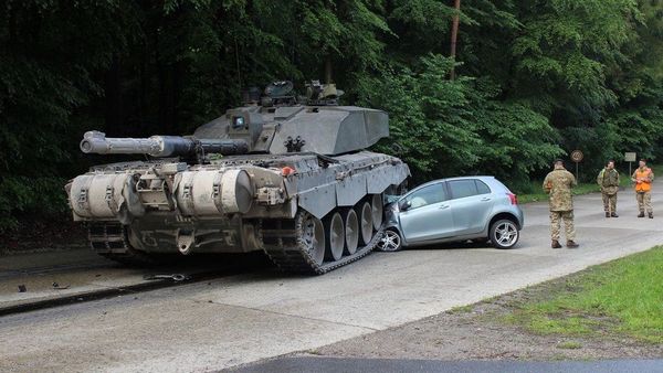 Toyota Yaris udarila u tenk u Nemačkoj (FOTO)