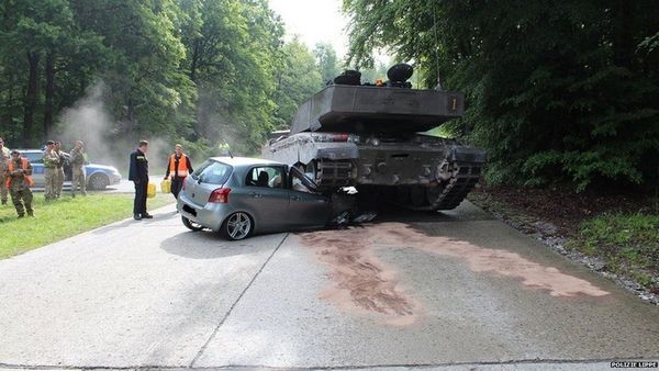 Toyota Yaris udarila u tenk u Nemačkoj (FOTO)
