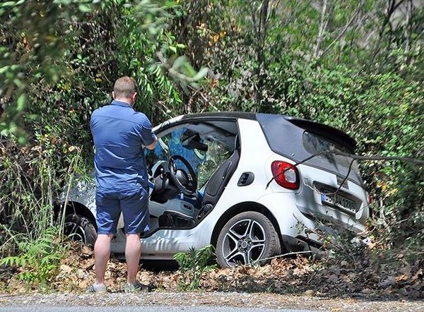 Smart ForTwo završio pored puta, izvukao ga veći brat ForFour (foto)