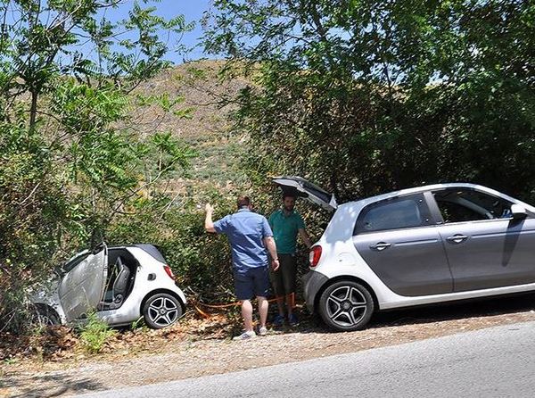 Smart ForTwo završio pored puta, izvukao ga veći brat ForFour (foto)