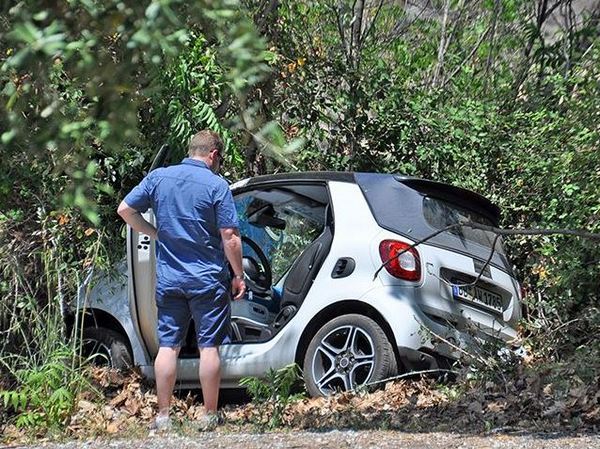 Smart ForTwo završio pored puta, izvukao ga veći brat ForFour (foto)