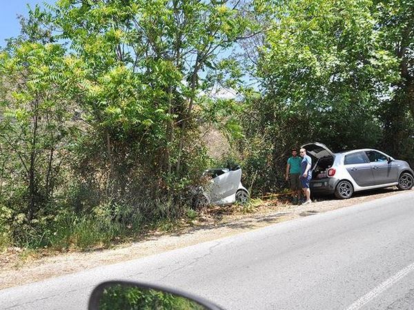 Smart ForTwo završio pored puta, izvukao ga veći brat ForFour (foto)