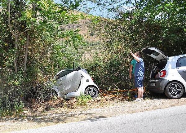 Smart ForTwo završio pored puta, izvukao ga veći brat ForFour (foto)