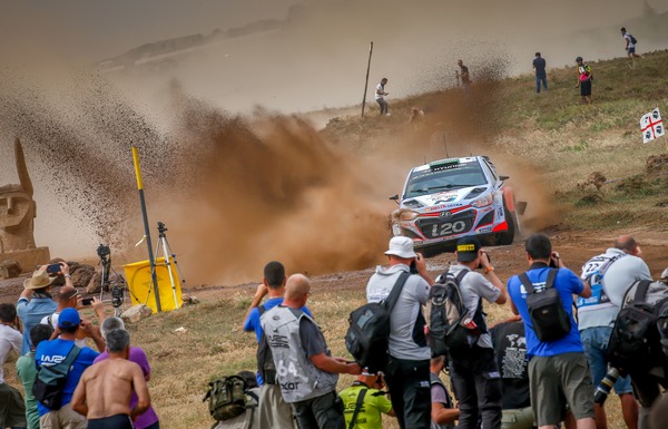 Rally Italia Sardegna 2015 - U vođstvu je Hayden Paddon!