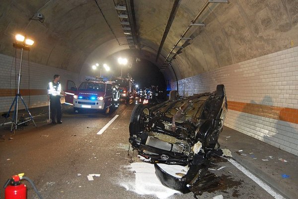 Ako probate automobilom da idete po plafonu tunela, završićete ovako...