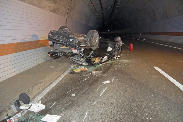 Ako probate automobilom da idete po plafonu tunela, završićete ovako...