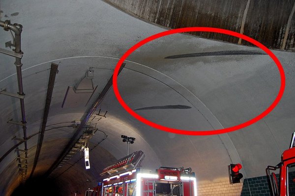 Ako probate automobilom da idete po plafonu tunela, završićete ovako...
