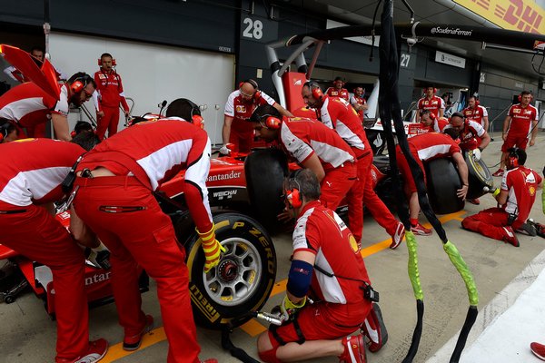F1 - Hamilton startuje prvi na stazi Silverstone, Ferrari razočarao