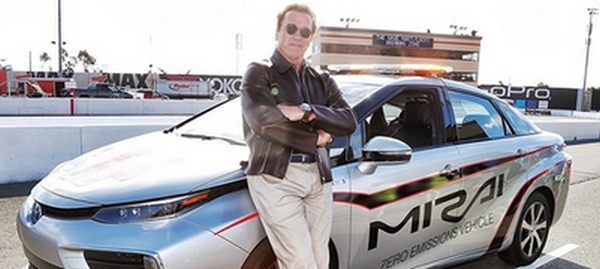 Arnold Švarceneger sa Toyotom Mirai predvodio NASCAR trku