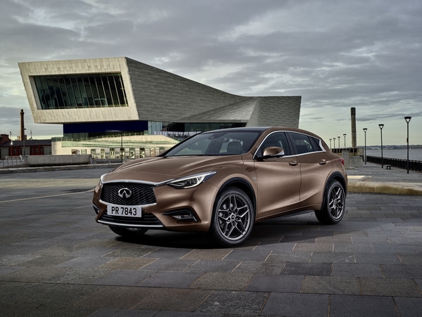 Infiniti Q30: serijska verzija na prvoj fotografiji