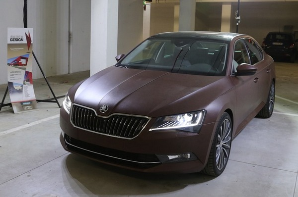 Nova Škoda Superb kompletno obložena kožom. Ali, spolja!