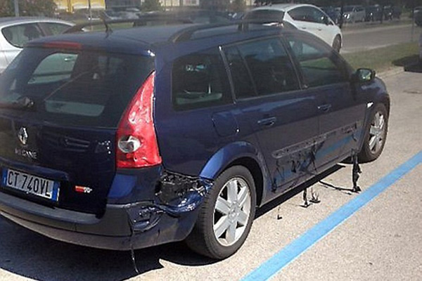 Toliko je vruće, da je automobil počeo da se topi (FOTO)