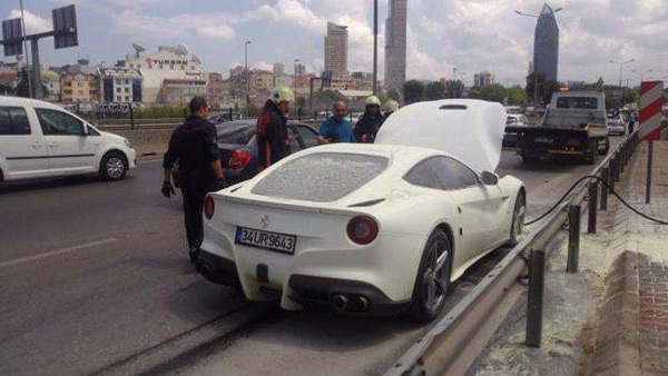 Ferrari F12 Berlinetta snimljena pri požaru u Turskoj