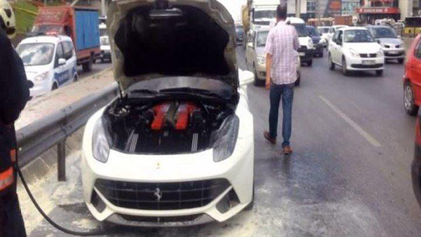 Ferrari F12 Berlinetta snimljena pri požaru u Turskoj