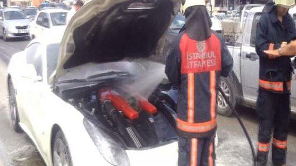 Ferrari F12 Berlinetta snimljena pri požaru u Turskoj