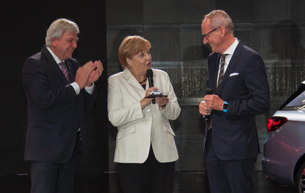 Angela Merkel dobila minijaturni model Opel Astre u Frankfurtu