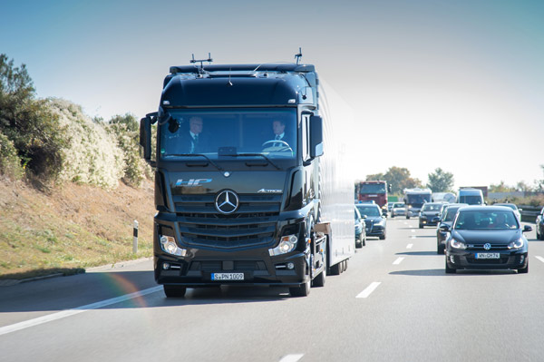 Mercedes-Benz Actros sa automatskim upravljanjem na auto-putu 