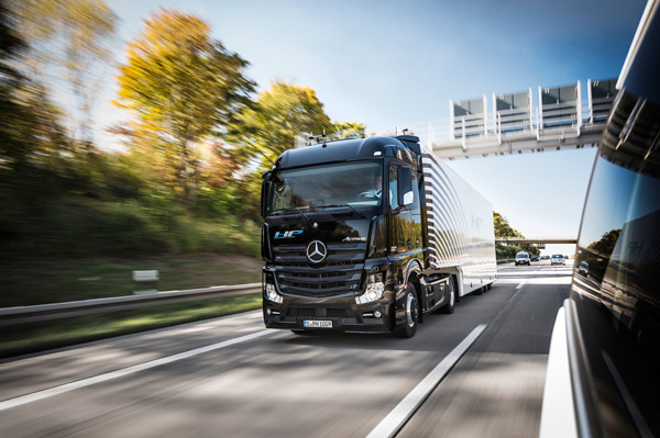 Mercedes-Benz Actros sa automatskim upravljanjem na auto-putu 