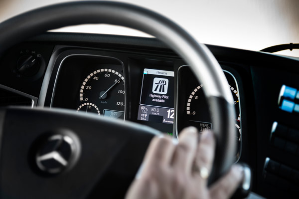 Mercedes-Benz Actros sa automatskim upravljanjem na auto-putu 